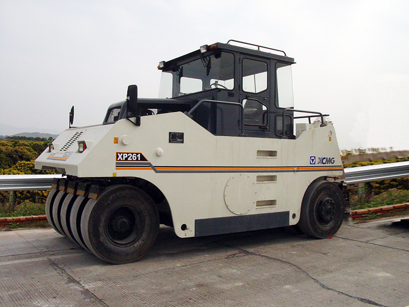 路面设备：xp261轮胎压路